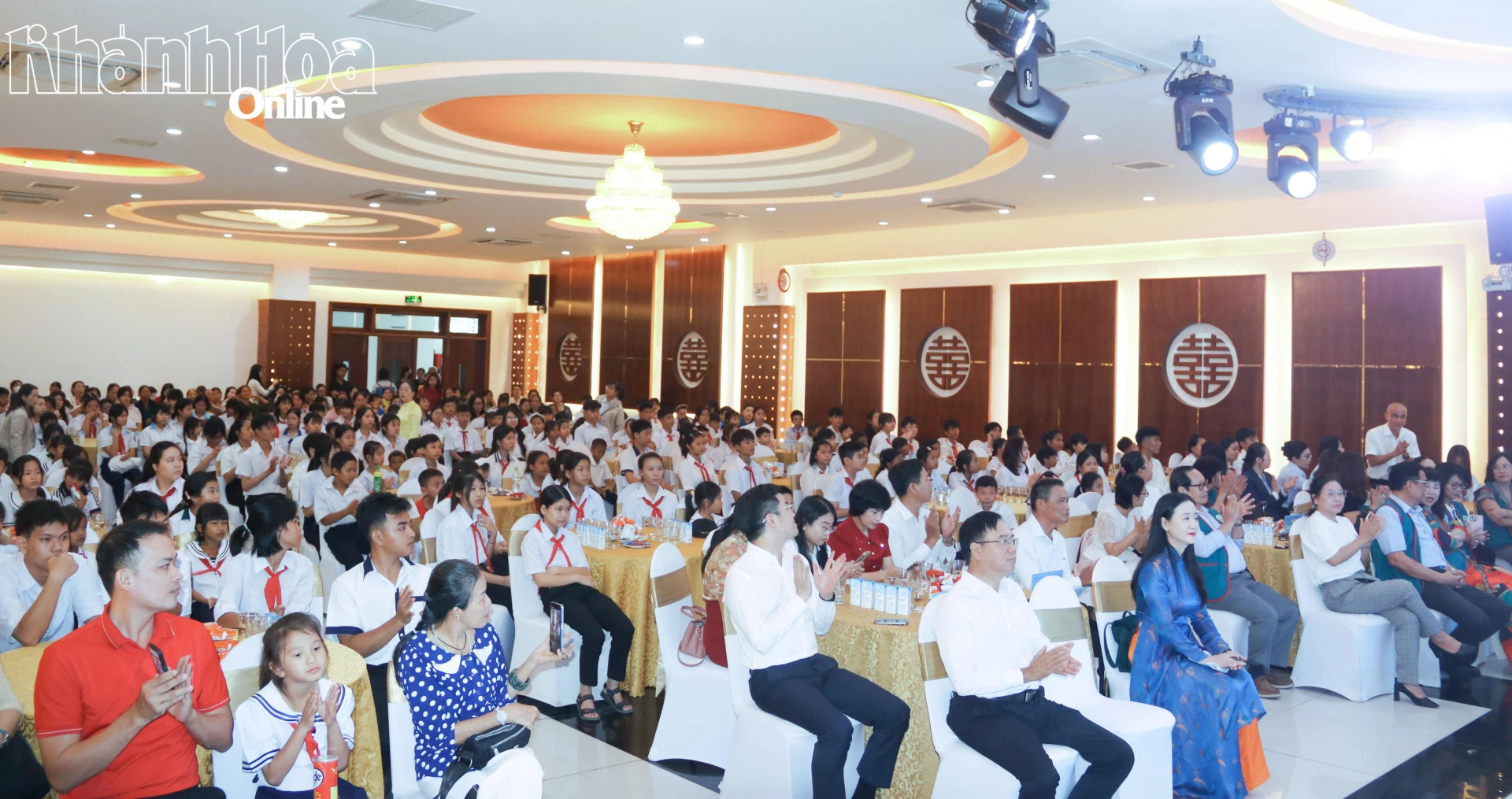 Các đại biểu và trẻ em mồ côi tham dự chương trình.
