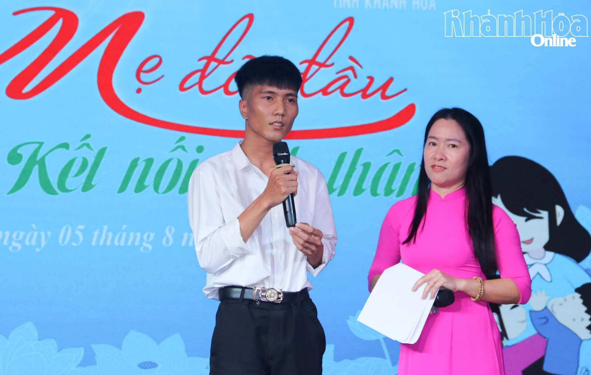 Giao lưu với các em học sinh có hoàn cảnh khó khăn tại chương trình.