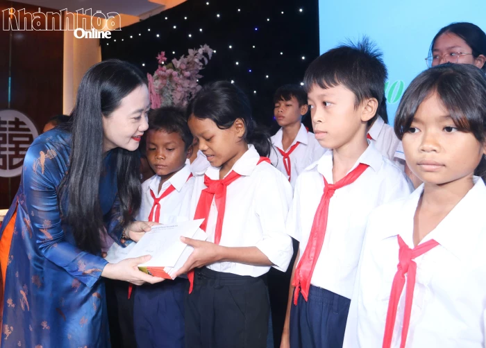 Chương trình Mẹ đỡ đầu: Trao 200 suất học bổng cho trẻ em mồ côi trên địa bàn tỉnh Khánh Hòa