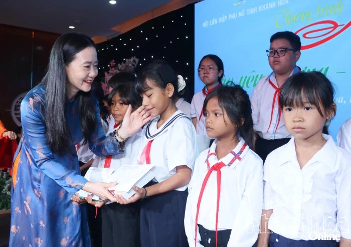 Nâng bước trẻ mồ côi đến trường