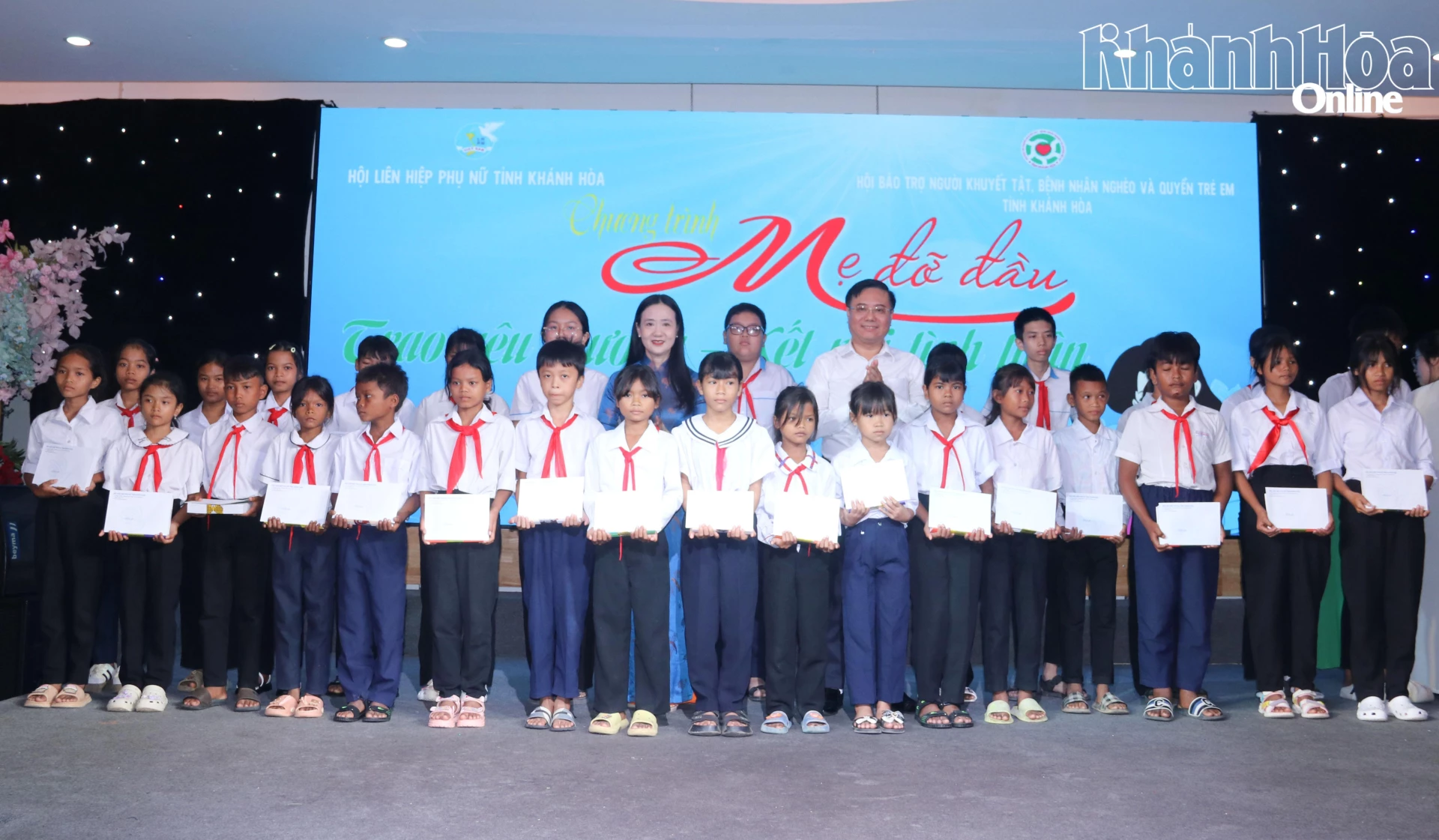Lãnh đạo Ủy ban MTTQ Việt Nam tỉnh và Hội Liên hiệp Phụ nữ tỉnh trao học bổng cho các em.