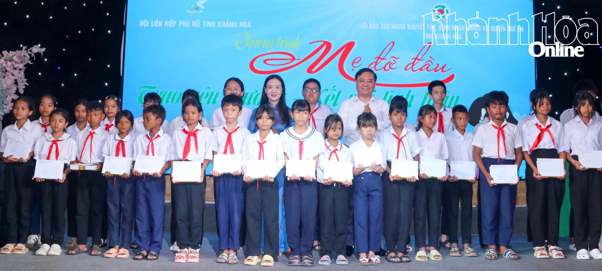 Lãnh đạo Ủy ban MTTQ Việt Nam tỉnh và Hội Liên hiệp Phụ nữ tỉnh trao học bổng cho trẻ em mồ côi.