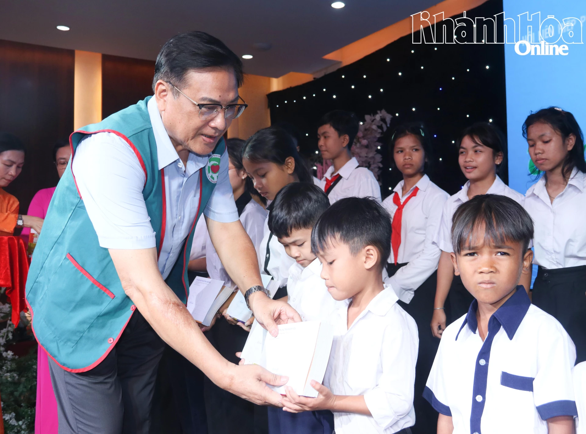Ông Lê Hữu Thọ - Chủ tịch Hội Bảo trợ người khuyết tật, bệnh nhân nghèo và quyền trẻ em tỉnh trao học bổng cho trẻ em mồ côi.