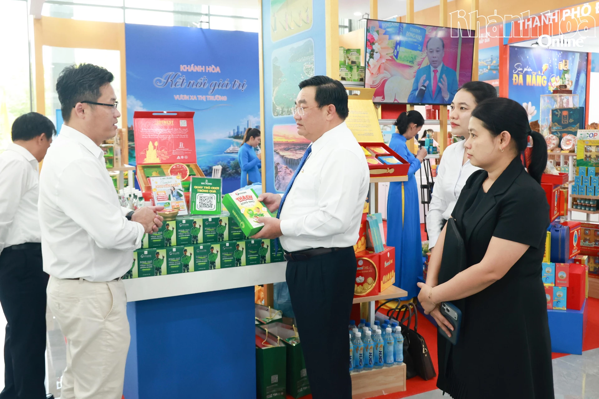 Phó Chủ tịch UBND tỉnh Trịnh Minh Hoàng thăm các gian hàng của Khánh Hòa trưng bày tại sự kiện.