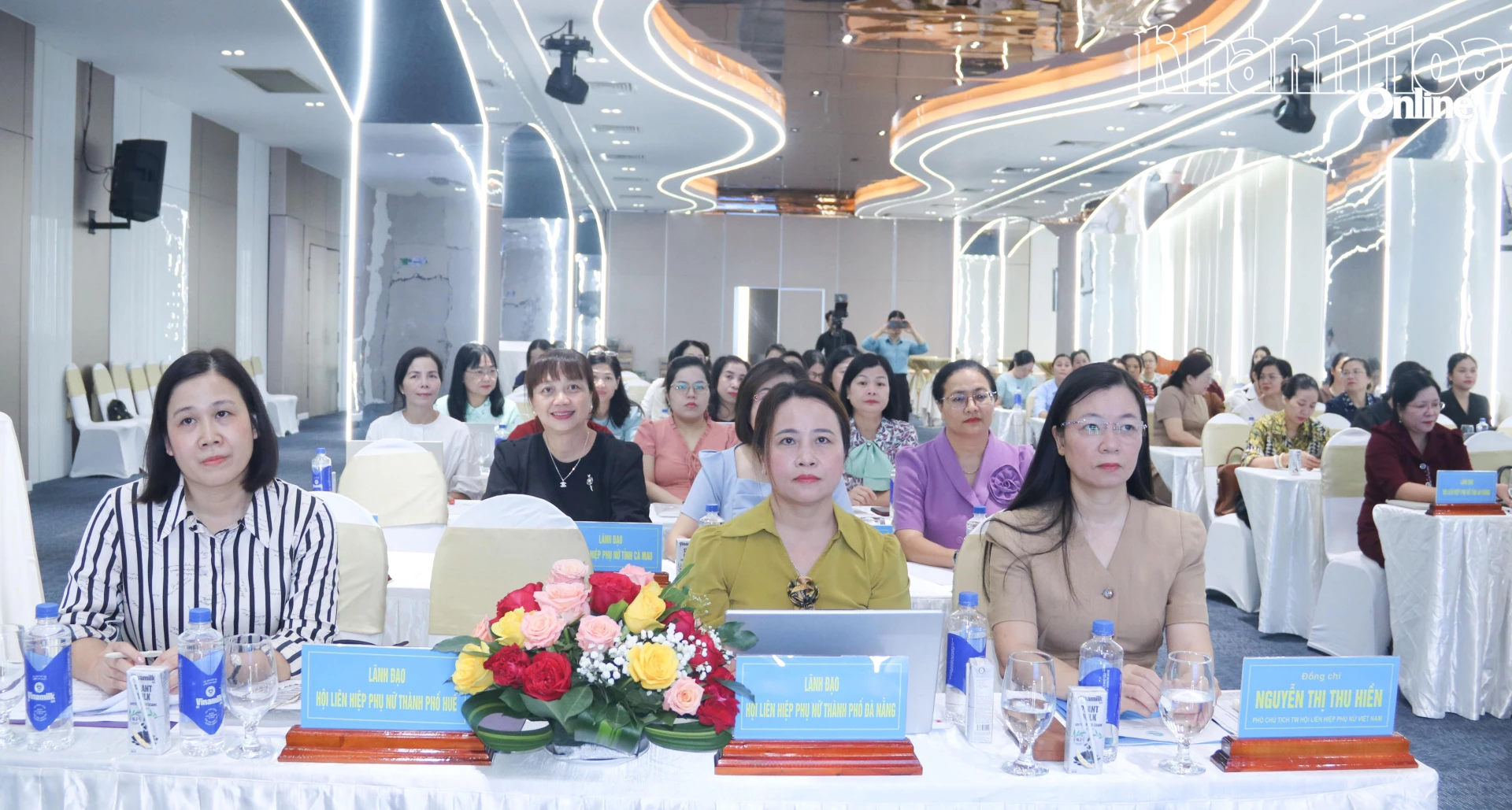 Đồng chí Nguyễn Thị Thu Hiền và các đại biểu tham dự hội nghị.