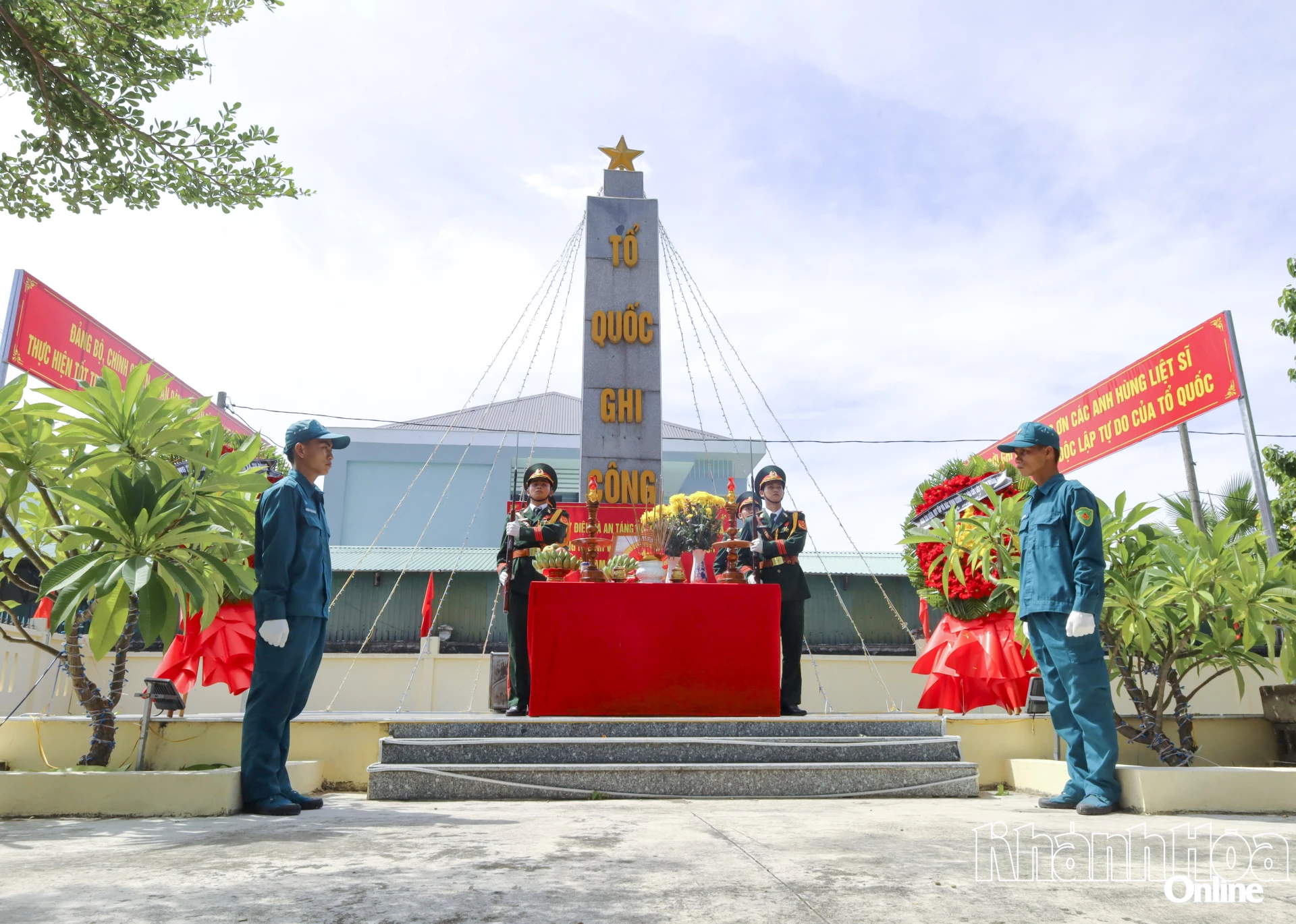 Lễ truy điệu liệt sĩ Trần Khá được tổ chức chu đáo, trang nghiêm tại Đài tưởng niệm liệt sĩ xã Tu Bông. Ảnh: THẾ ANH