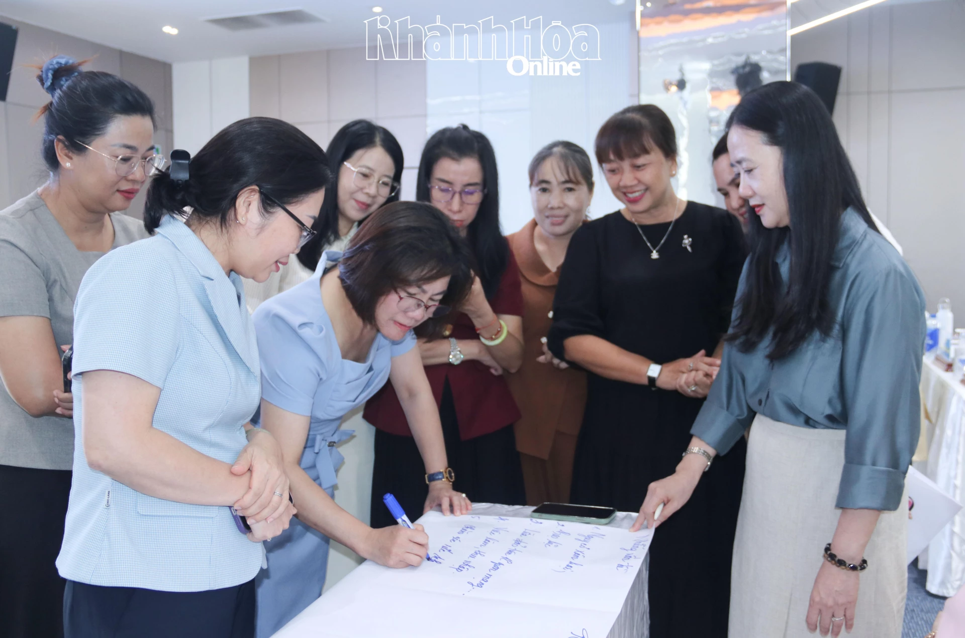 Các nhóm thảo luận các nội dung tại hội nghị.