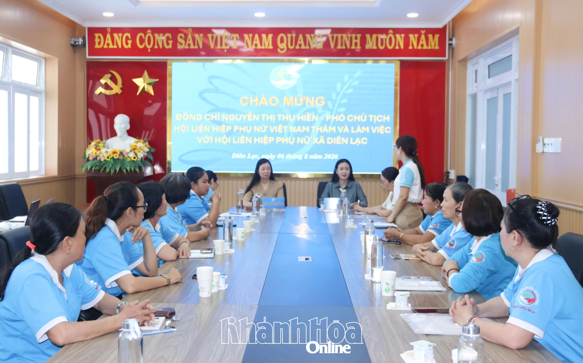 Quang cảnh buổi làm việc.