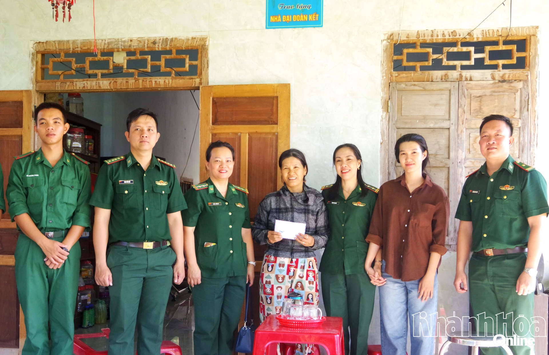 Đoàn công tác tặng quà cho gia đình bà Võ Thị Kim Nhung.