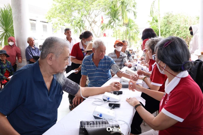Khám bệnh, phát thuốc miễn phí cho 400 người dân tại xã Trung Khánh Vĩnh