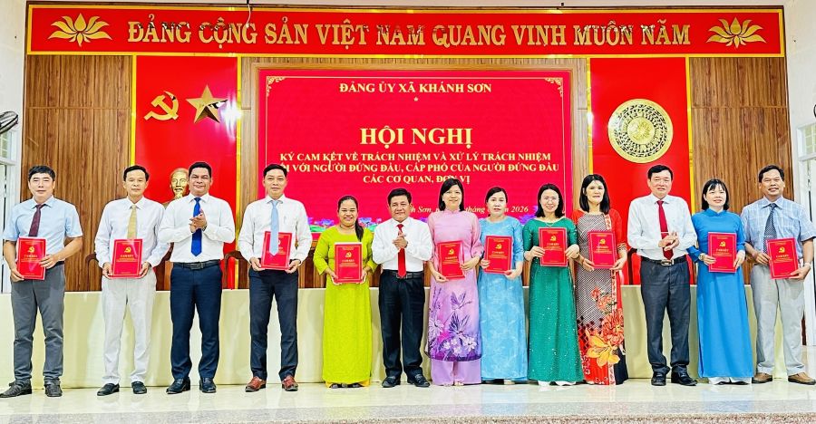 Thường trực Đảng ủy xã chúc mừng lãnh đạo các ban HĐND, phòng chuyên môn, đơn vị thuộc UBND xã ký cam kết.