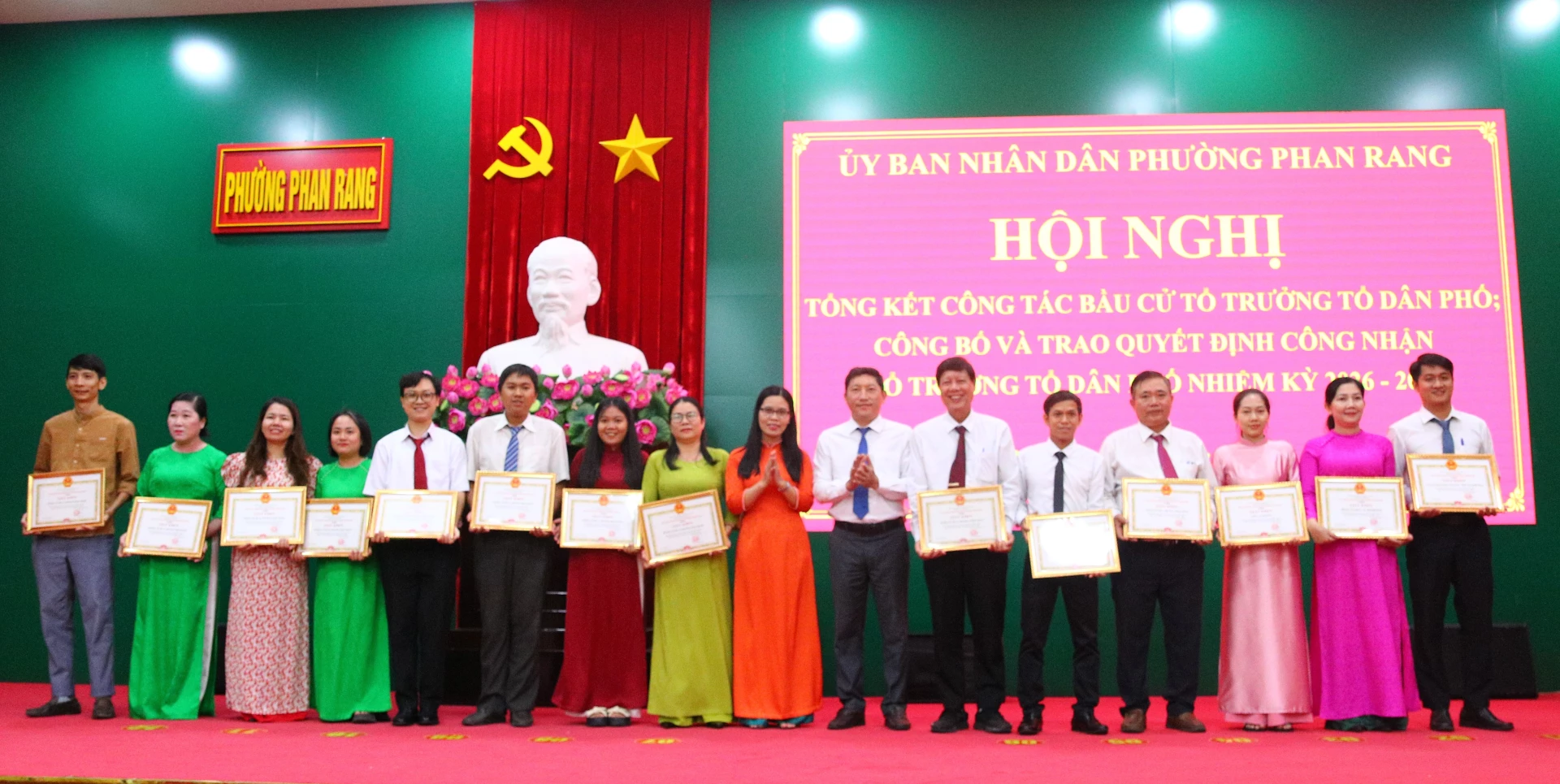 Lãnh đạo Đảng uỷ phường khen thưởng các tập thể đã có thành tích xuất sắc trong tổ chức thực hiện công tác bầu cử Tổ trưởng Tổ dân phố nhiệm kỳ 2026 – 2031