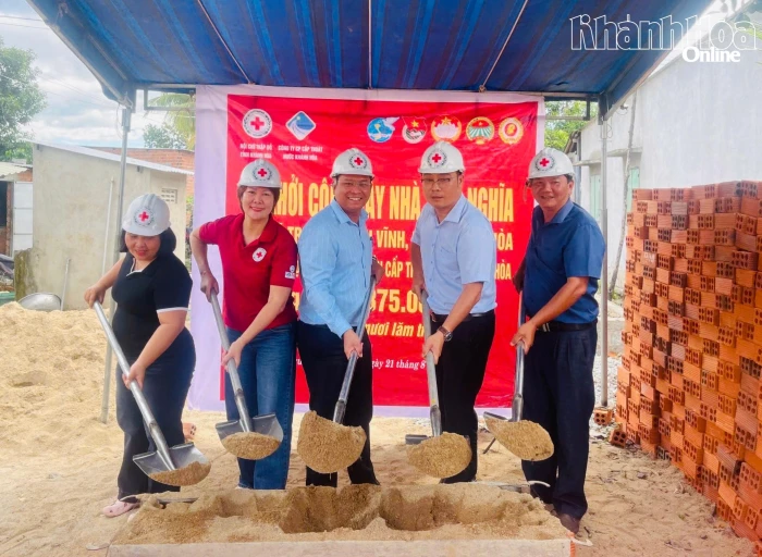 Hỗ trợ xây 7 nhà tình nghĩa tại xã Trung Khánh Vĩnh