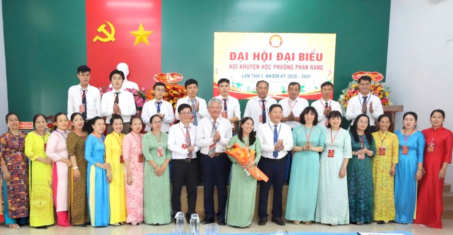 Ban Chấp hành Hội Khuyến học phường Phan Rang nhiệm kỳ 2026 - 2031 ra mắt đại hội.