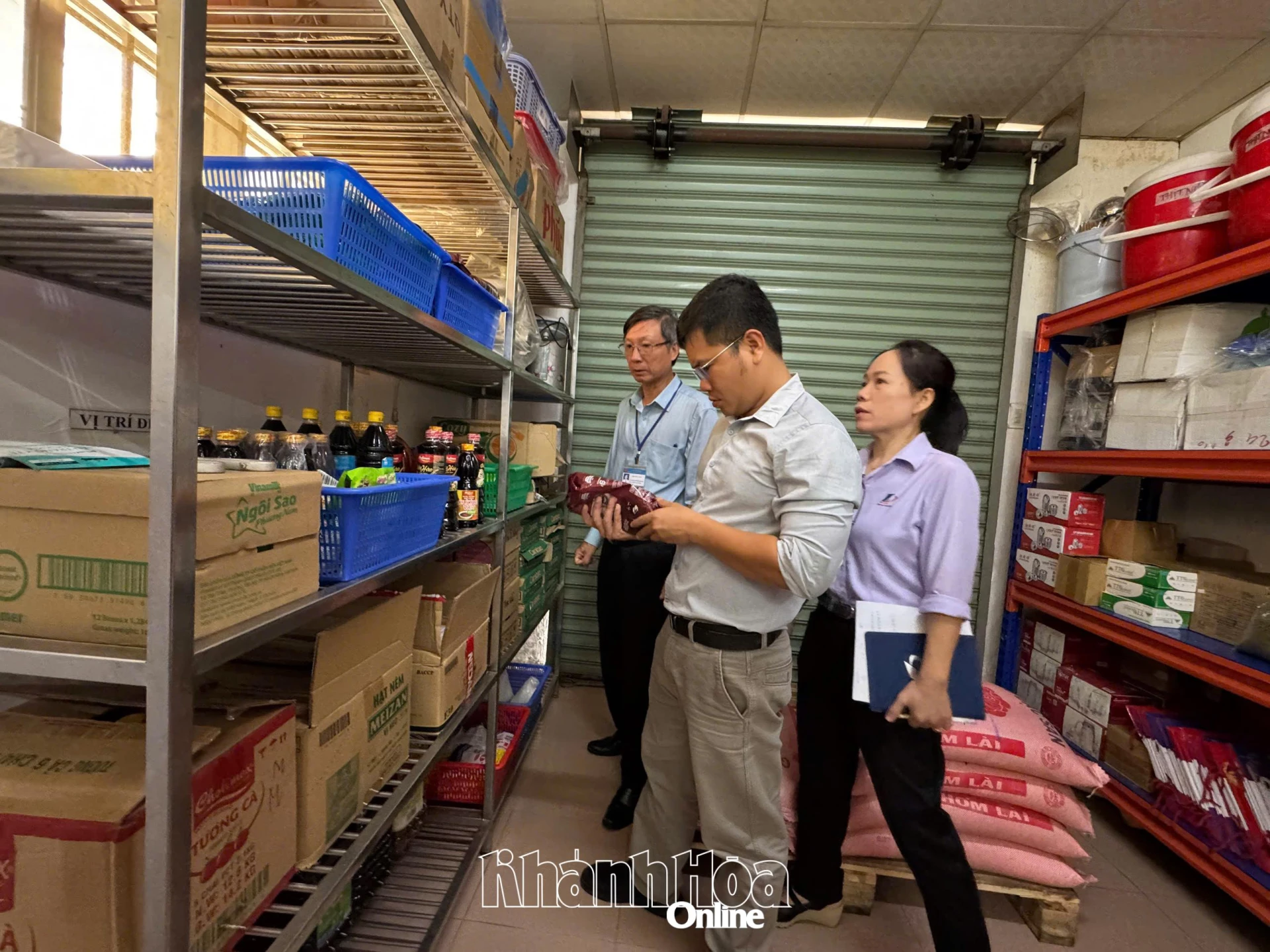 Đoàn kiểm tra liên ngành tỉnh kiểm tra khu vực chứa thực phẩm tại bếp ăn tập thể Công ty Cổ phần In bao bì Khatoco.