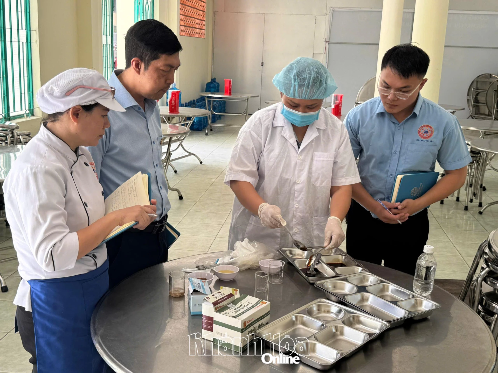 Đoàn kiểm tra liên ngành tỉnh xét nghiệm nhanh các dụng cụ chế biến thực phẩm tại bếp ăn tập thể của Nhà máy Chế biến nguyên liệu yến sào.