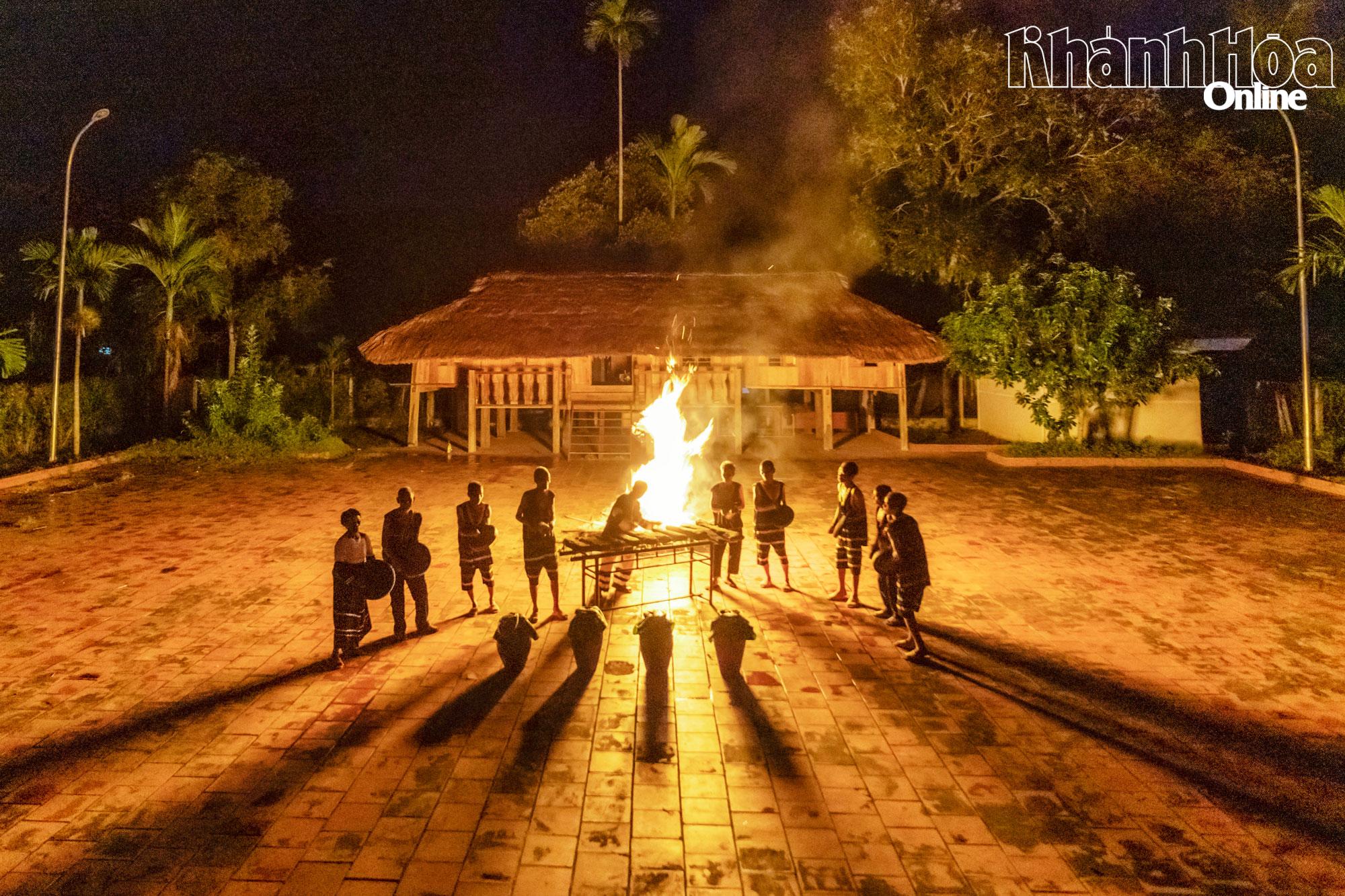 Biểu diễn đàn đá, mã la phục vụ du khách. (Ảnh do địa phương cung cấp)