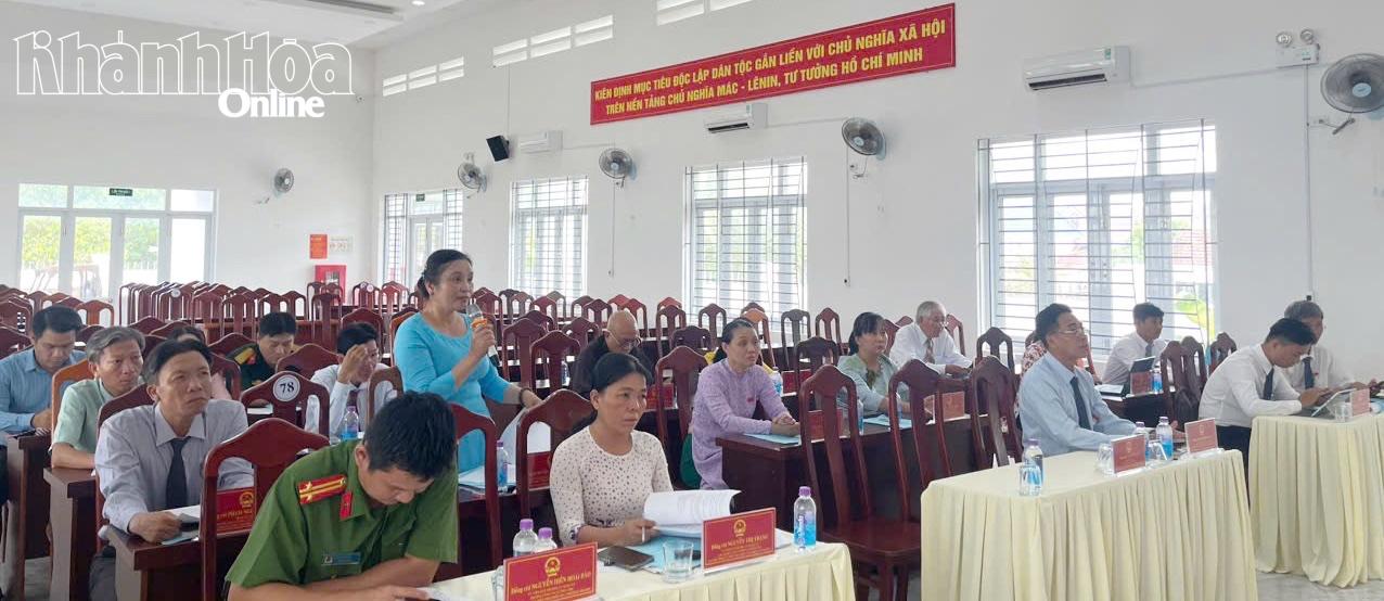 Các đại biểu góp ý kiến các nội dung tại kỳ họp.
