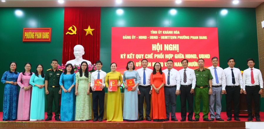 Ký kết Quy chế phối hợp giữa Hội đồng nhân dân, Ủy ban nhân dân và Ủy ban Mặt trận Tổ quốc Việt Nam phường.