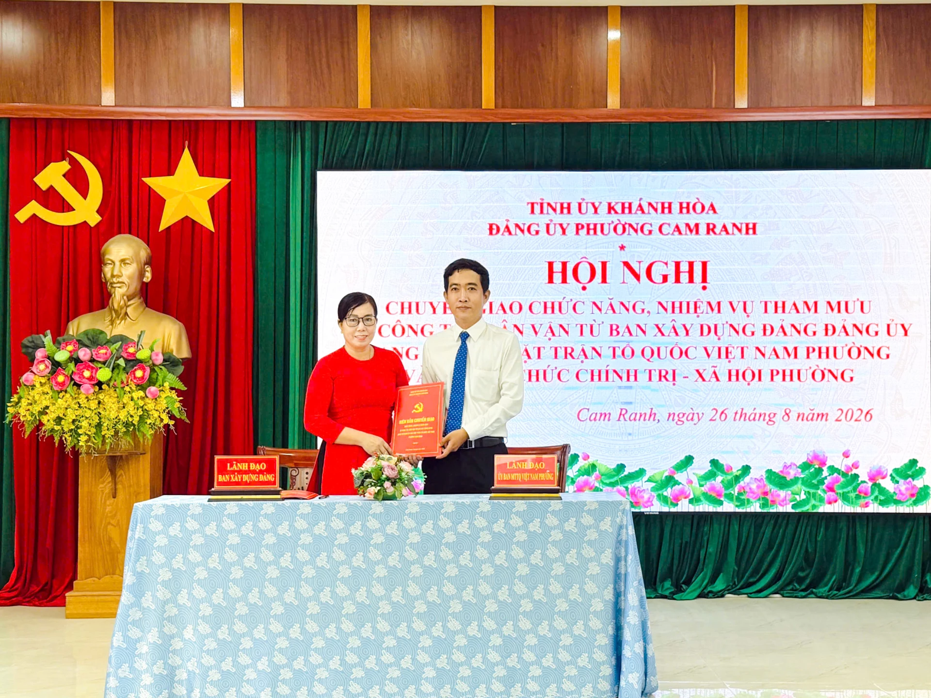 Lãnh đạo Ban Xây dựng Đảng và Uỷ ban MTTQ Việt Nam phường Cam Ranh bàn giao chức năng, nhiệm vụ công tác dân vận. 