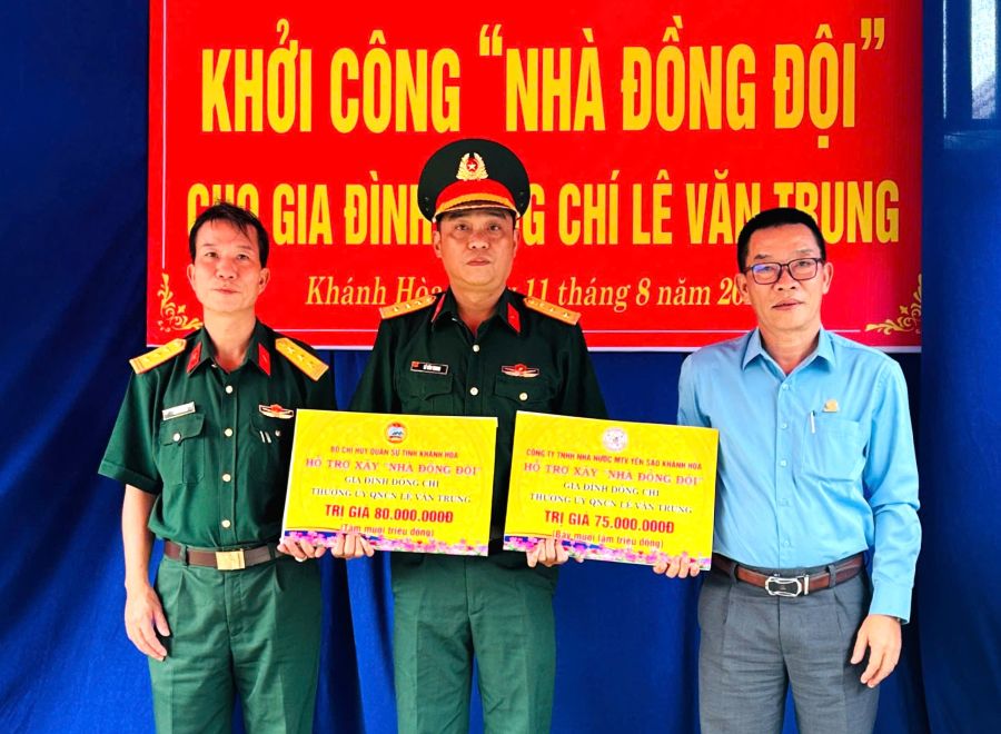 Lãnh đạo Bộ Chỉ huy Quân sự tỉnh và Công ty TNHH Nhà nước Một thành viên Yến sào Khánh Hòa trao bảng tượng trưng hỗ trợ xây "Nhà đồng đội" cho Thượng úy Lê Văn Trung.
