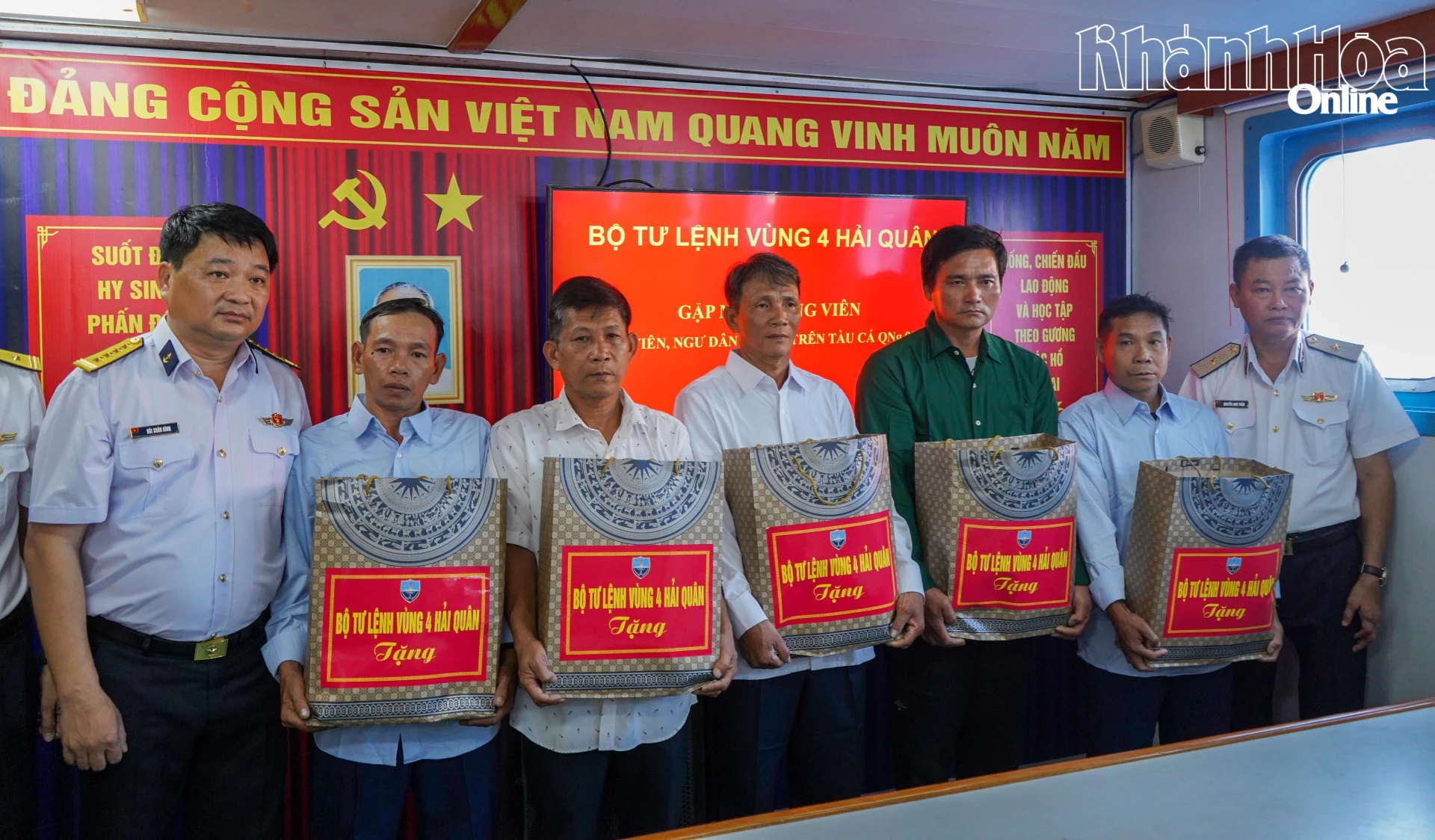 Thủ trưởng Bộ Tư lệnh Vùng 4 Hải quân động viên các ngư dân gặp nạn.