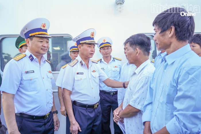 Vùng 4 Hải quân đưa 33 ngư dân gặp nạn trên biển về đất liền an toàn