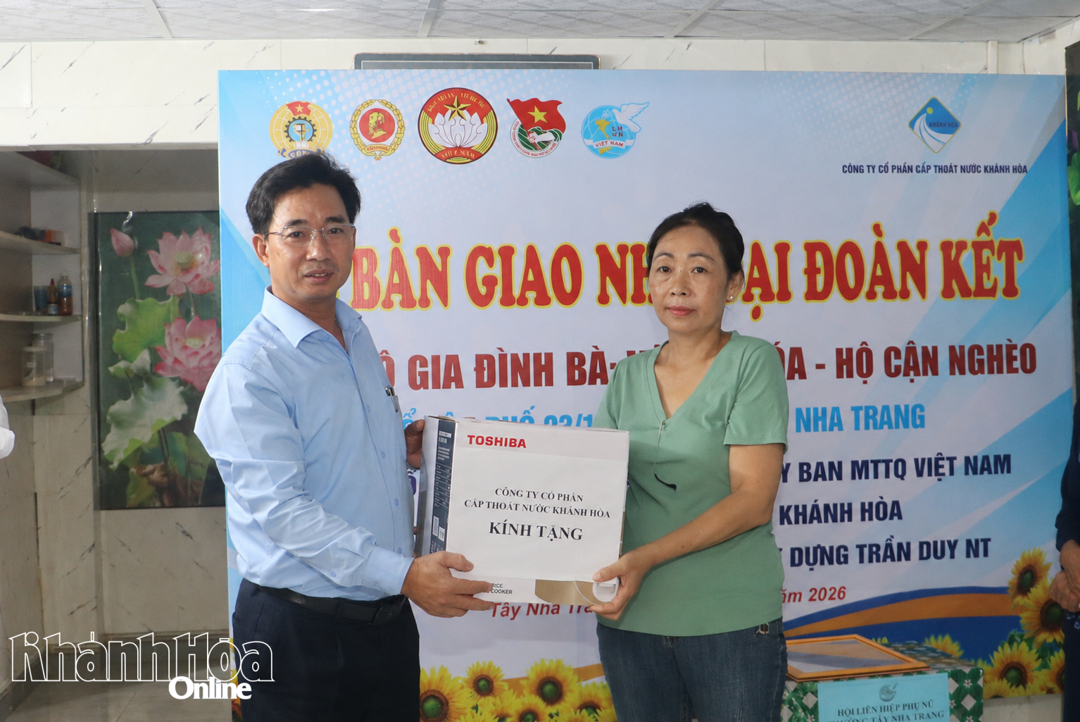 Lãnh đạo Công ty Cổ phần cấp thoát nước Khánh Hòa trao quà cho gia đình bà Hòa...