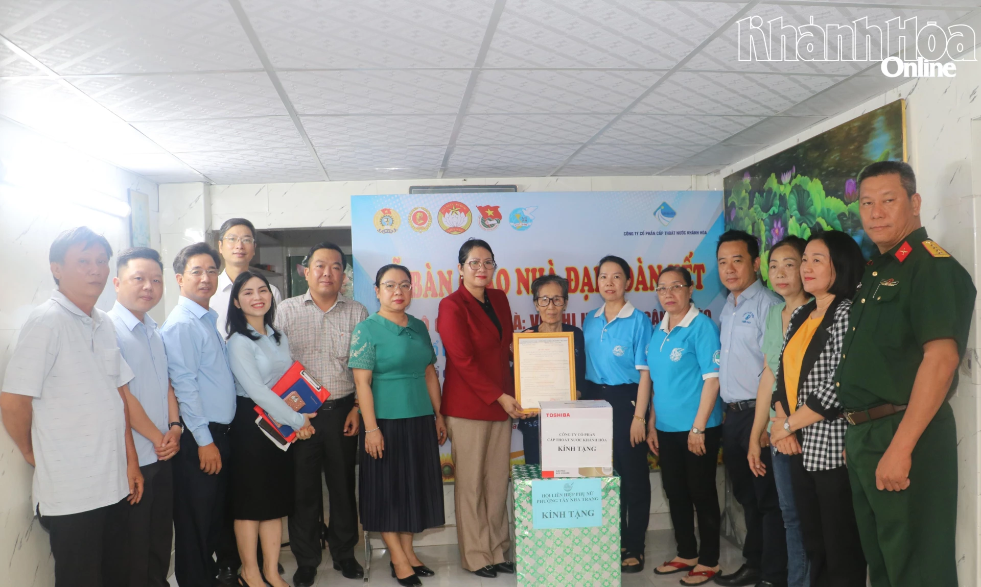 Lãnh đạo Ủy ban MTTQ Việt Nam phường Tây Nha Trang trao quyết định abnf giao nhà cho gia đình bà Võ Thị Hóa.