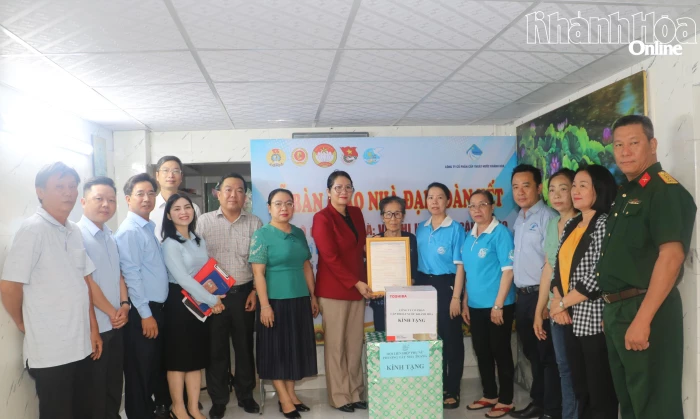 Ủy ban MTTQ Việt Nam phường Tây Nha Trang bàn giao nhà Đại đoàn kết cho hộ cận nghèo
