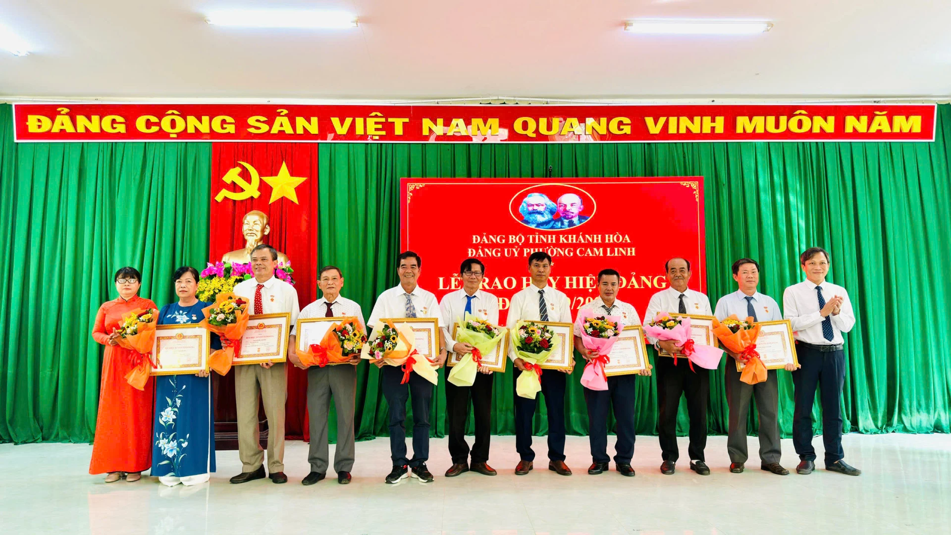 Lãnh đạo Đảng ủy phường Cam Linh trao Huy hiệu 35 năm tuổi Đảng cho các đảng viên.