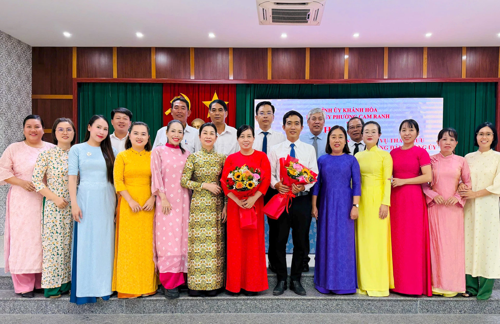 Lãnh đạo Đảng ủy phường Cam Ranh tặng hoa chúc mừng tại hội nghị.