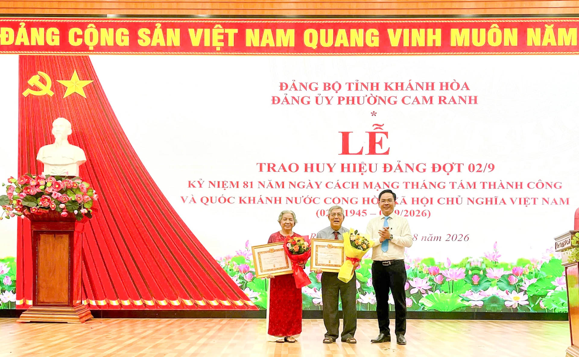 Lãnh đạo Đảng ủy phường Cam Ranh trao Huy hiệu cho các đảng viên 55 năm tuổi Đảng.