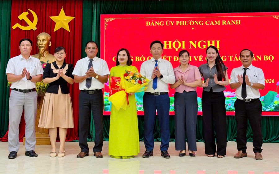 Lãnh đạo Đảng ủy phường trao quyết định và tặng hoa chúc mừng đồng chí Tôn Quỳnh Nga