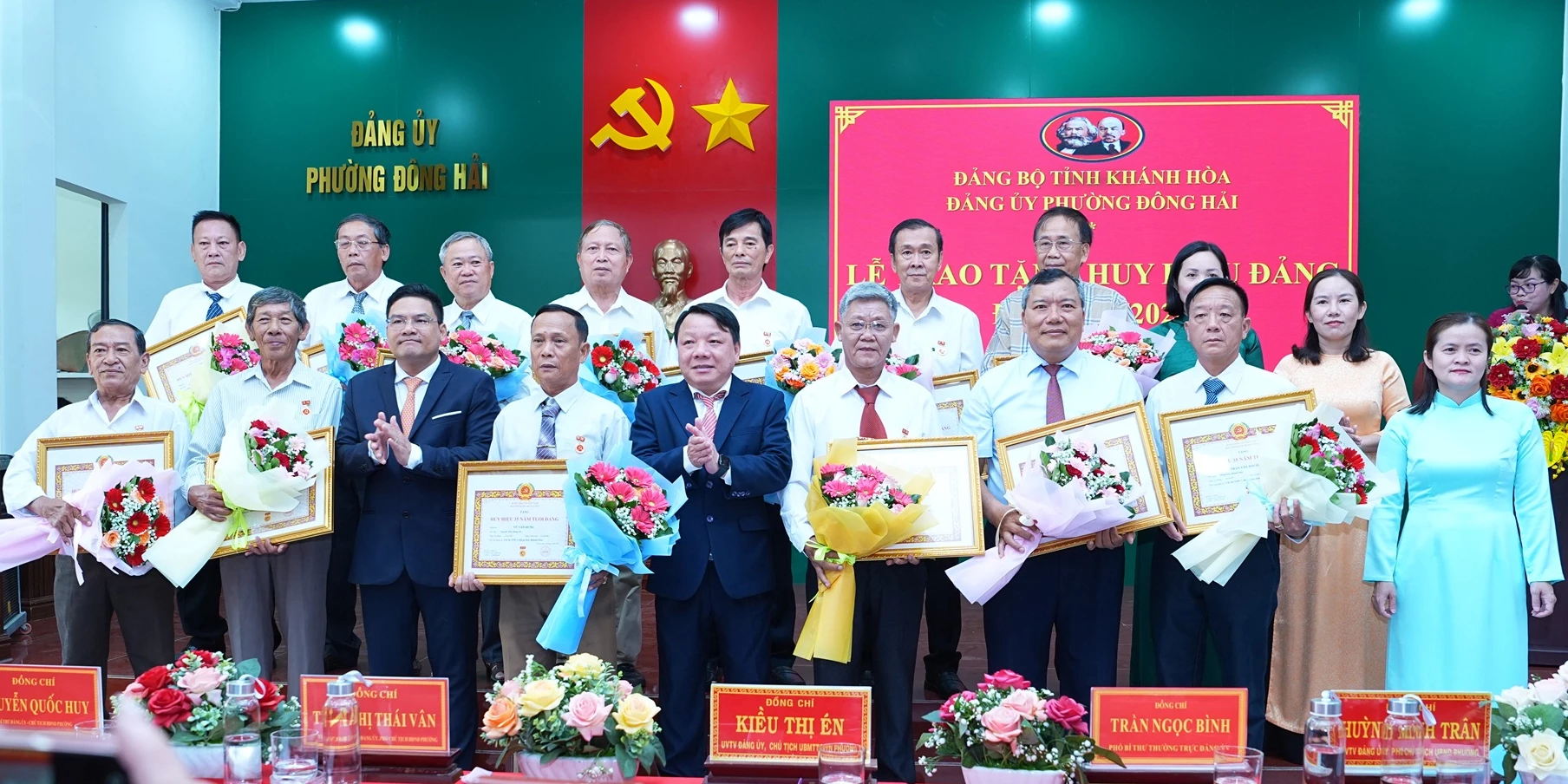 Lãnh đạo Đảng ủy phường trao tặng Huy hiệu 35 năm tuổi Đảng cho các đảng viên.