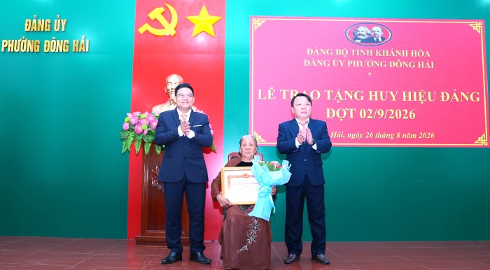 Đảng ủy phường Đông Hải tổ chức trao Huy hiệu Đảng cho 38 đảng viên