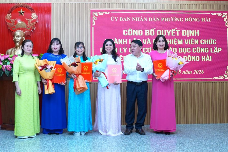 Lanh dao Dang uy, UBND phuong trao quyet dinh bo nhiem Hieu truong, pho hieu truong Mau giao Dong Hai.