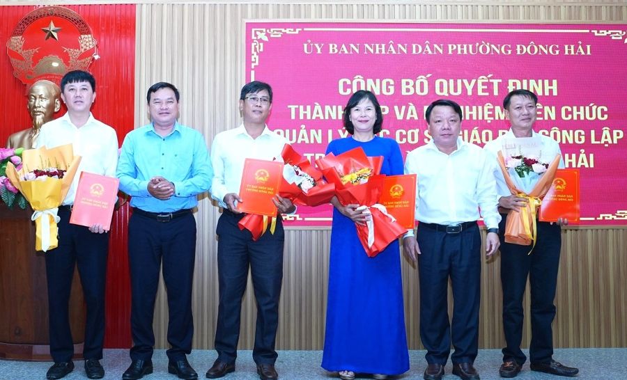Lanh dao Dang uy, UBND phuong trao quyet dinh Hieu truong, Pho hieu truong cap THCS