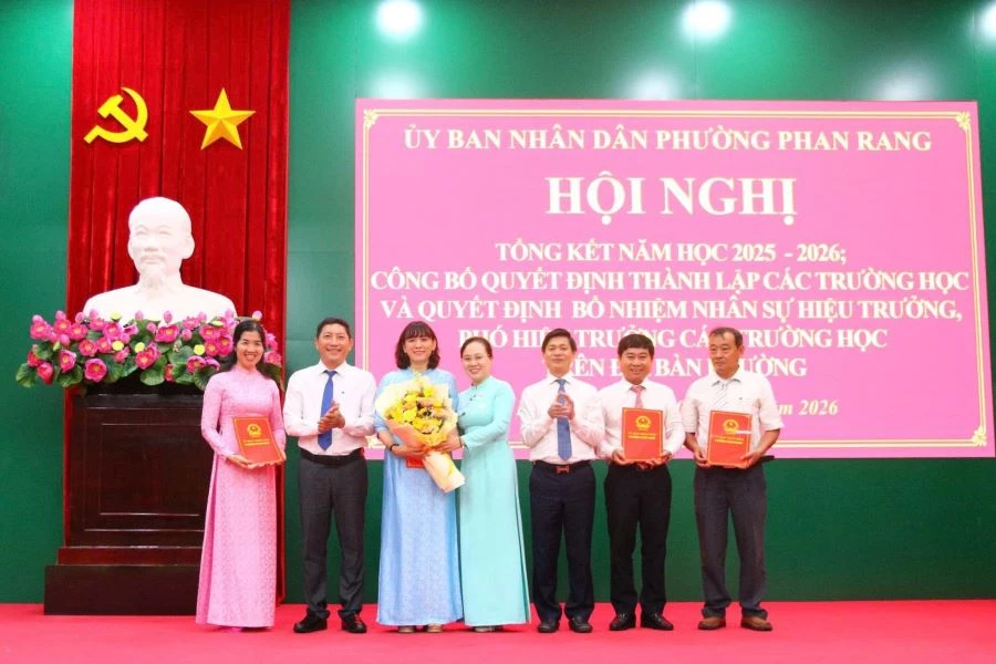 Lãnh đạo Đảng ủy và UBND phường trao quyết định bổ nhiệm các hiệu trưởng và hiệu phó cấp Trung học cơ sở.
