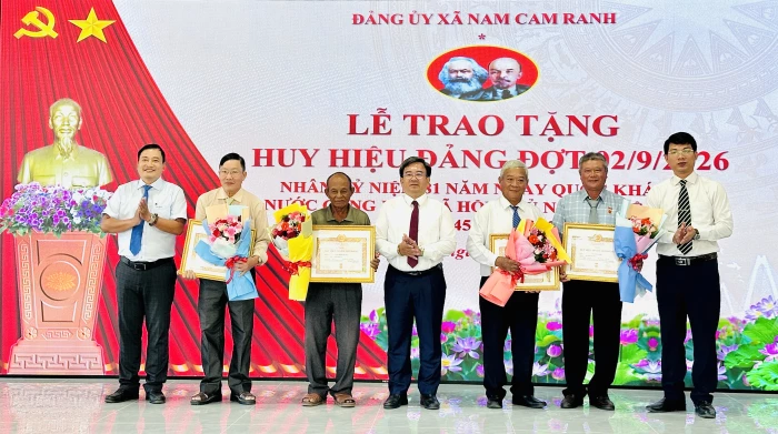Đảng ủy xã Nam Cam Ranh tổ chức trao Huy hiệu Đảng cho 5 đảng viên