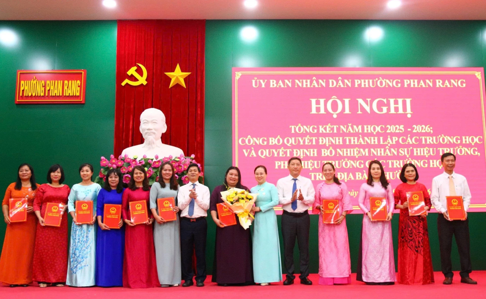 Lãnh đạo Đảng ủy và UBNDphường trao quyết định bổ nhiệm các hiệu trưởng và phó hiệu trưởng cấp tiểu học.
