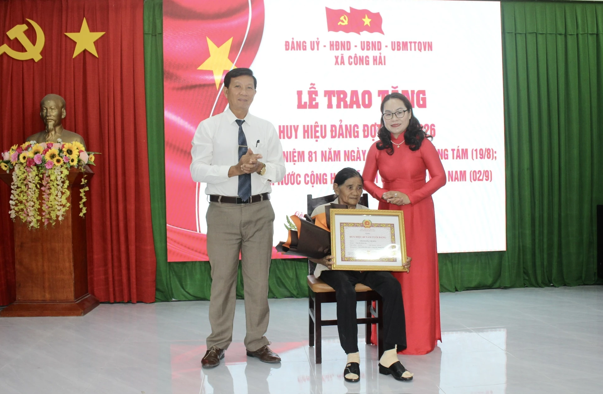 Lãnh đạo Đảng ủy xã Công Hải trao Huy hiệu đảng cho đảng viên 60 năm tuổi đảng.
