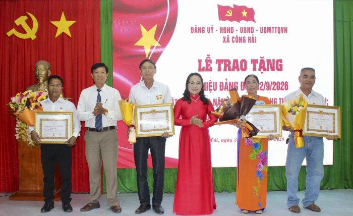 Đảng ủy xã Công Hải tổ chức trao Huy hiệu Đảng cho 6 đảng viên