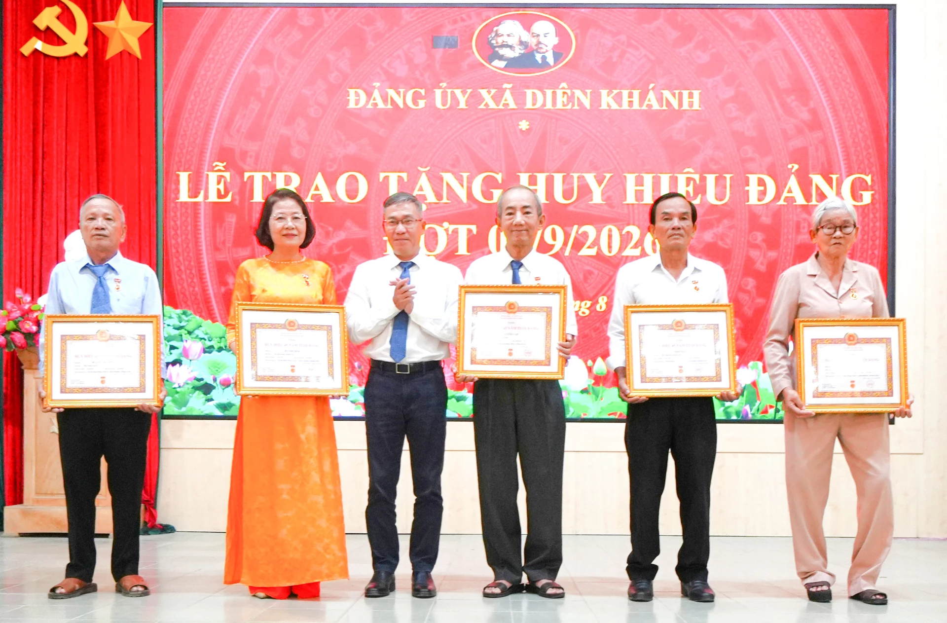 Lãnh đạo Đảng ủy xã Diên Khánh trao Huy hiệu 45 năm và 60 năm tuổi Đảng cho các đảng viên.