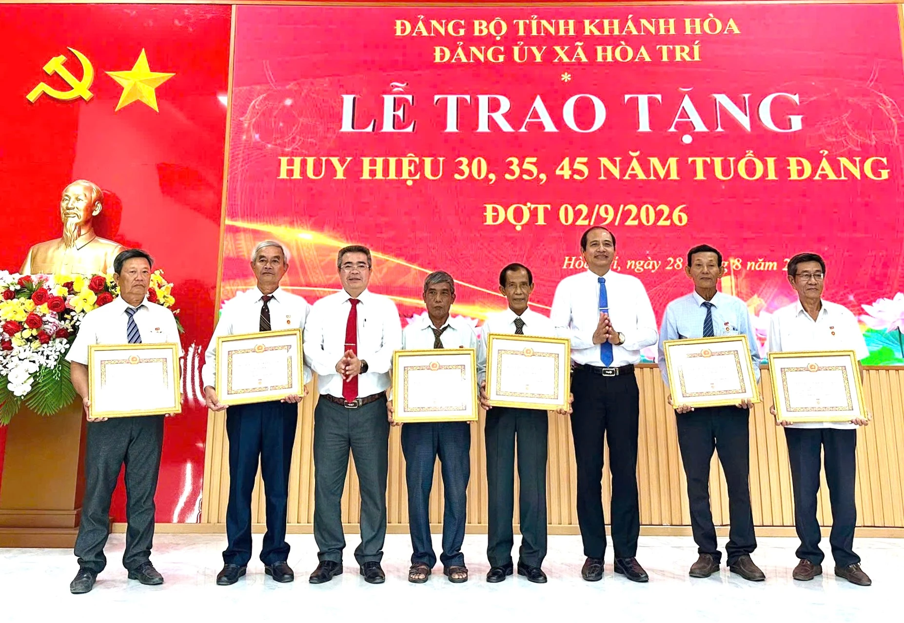 Lãnh đạo Đảng ủy xã Hòa Trí trao tặng Huy hiệu 35 tuổi Đảng cho các đảng viên.