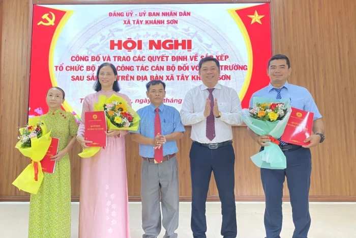 Xã Tây Khánh Sơn công bố các quyết định về sắp xếp, kiện toàn cơ sở giáo dục