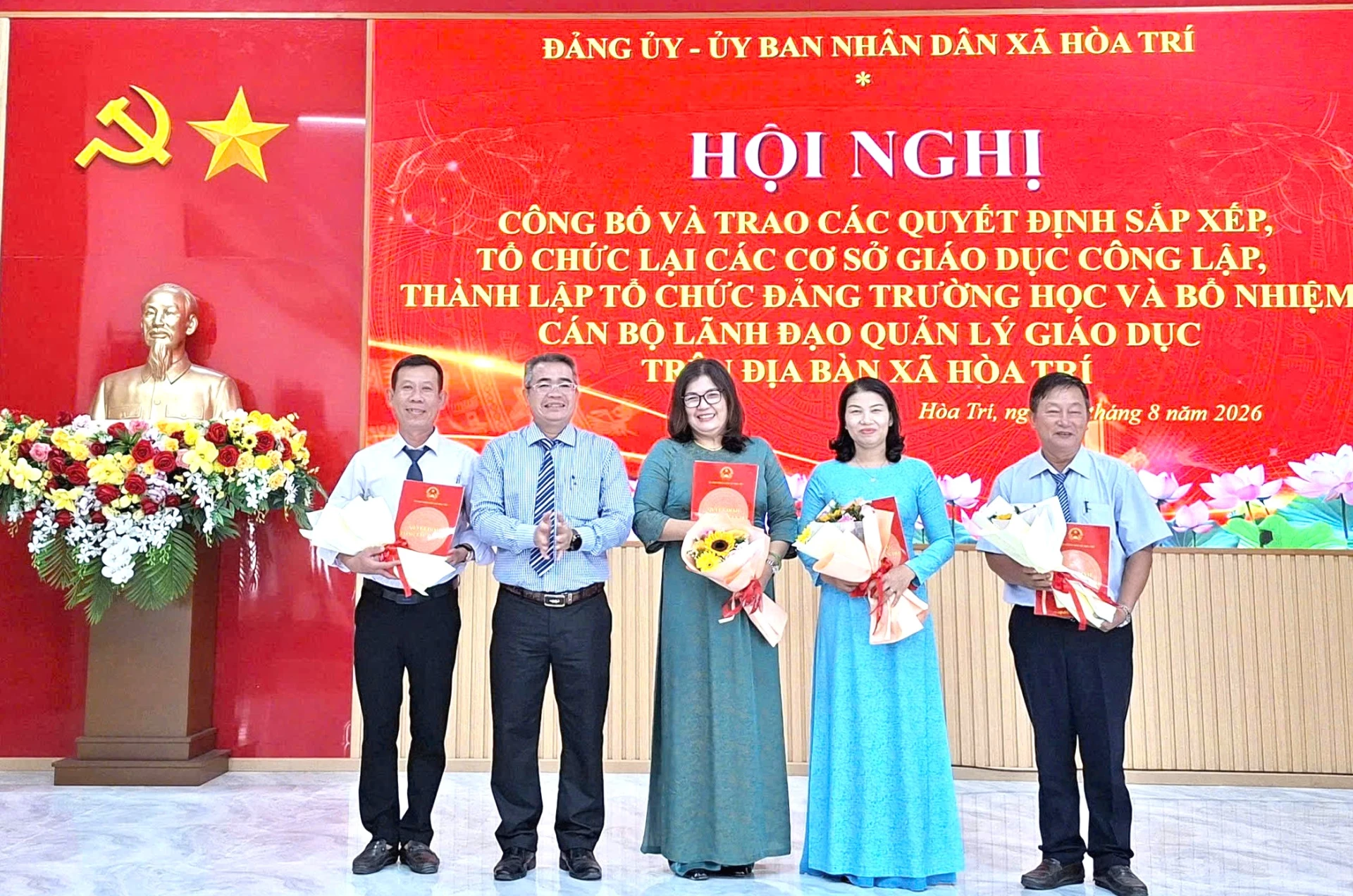 Lãnh đạo Đảng ủy xã trao quyết định bổ nhiệm và chúc mừng lãnh đạo Trường Tiểu học Hòa Trí.