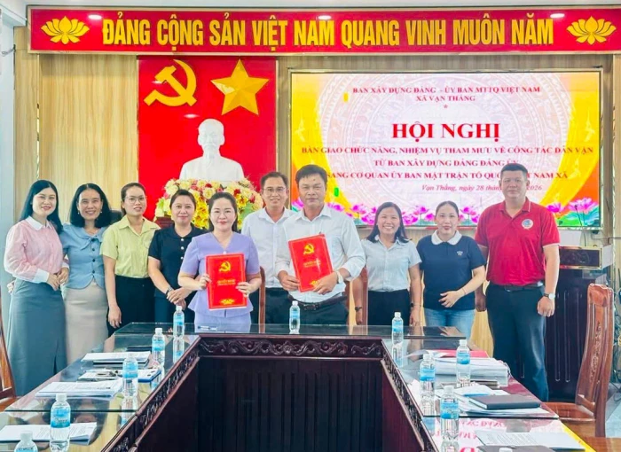 Đảng ủy xã Vạn Thắng tổ chức bàn giao chức năng, nhiệm vụ tham mưu công tác dân vận