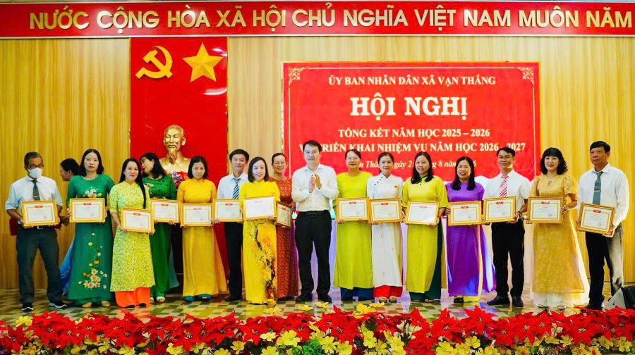 Lãnh đạo Đảng ủy xã Vạn Thắng trao giấy khen cho các cá nhân có thành tích xuất sắc năm học 2025-2026.