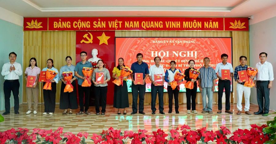 Lãnh đạo Đảng ủy xã Vạn Thắng trao quyết định và tặng hoa chúc mừng các chi bộ thôn.